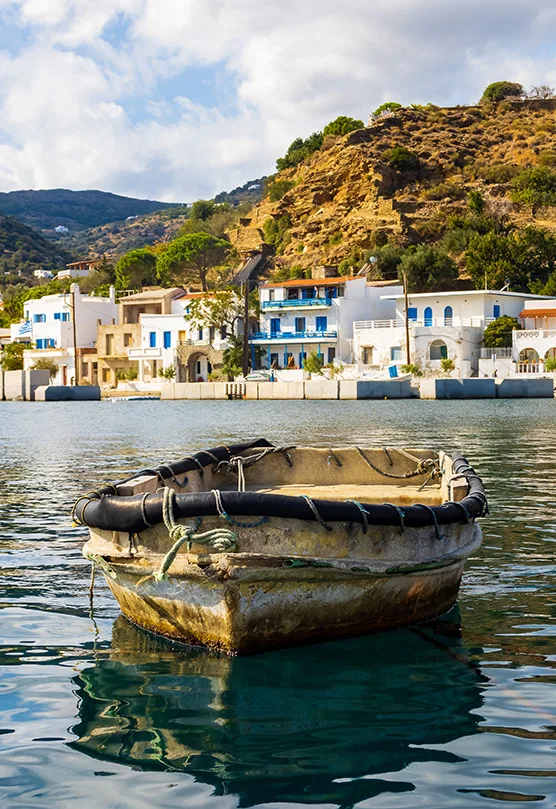 Ο Όρμος Κορθίου της Άνδρου — παραδοσιακή βάρκα στο λιμανάκι με τα κυκλαδίτικα σπίτια